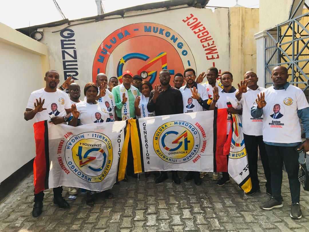 Militants de Génération 4 réunis au siège du parti avec les drapeaux G4